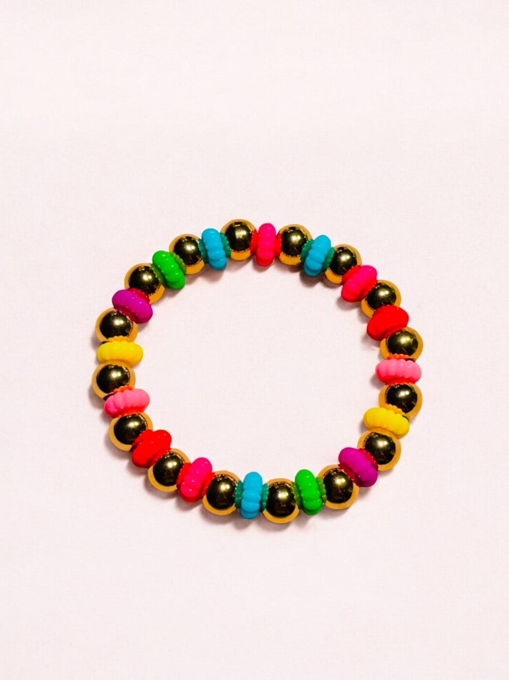 ColorPop kralenarmbandje happy colors met gouden rvs kralen en felle kleuren
