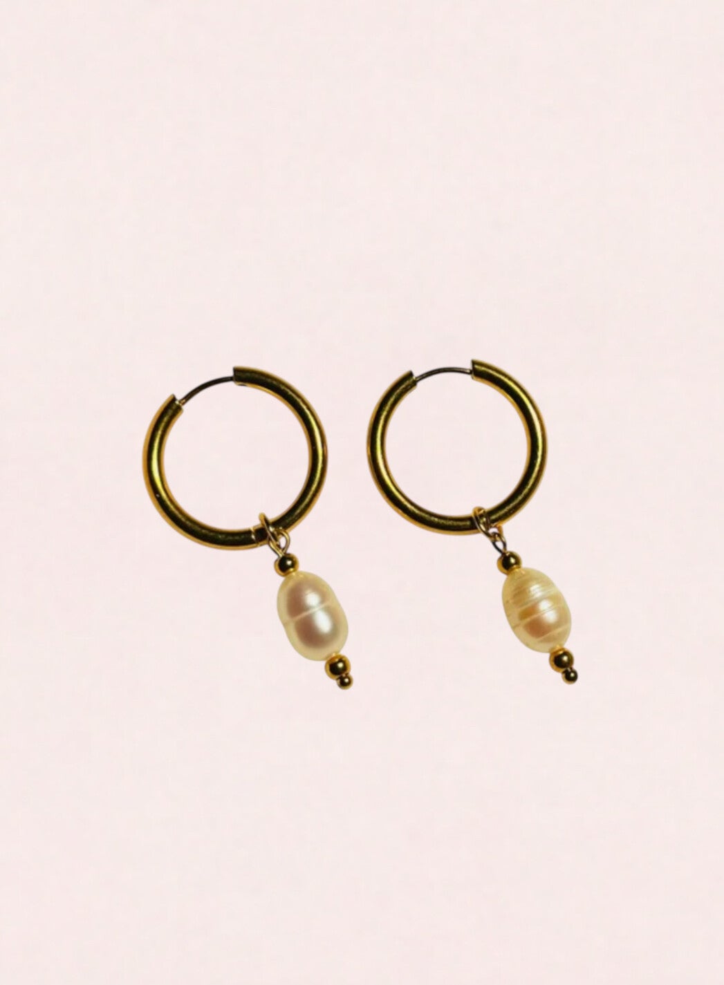 Goudkleurige creolen met echte zoetwaterparel