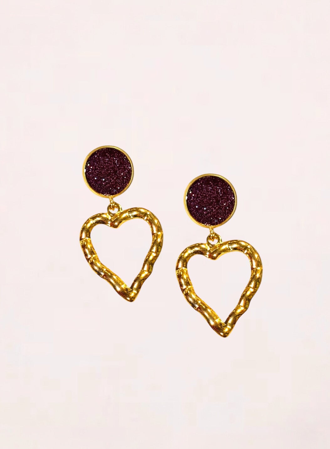 Goudkleurige open hart oorbellen met paarse glitter studs