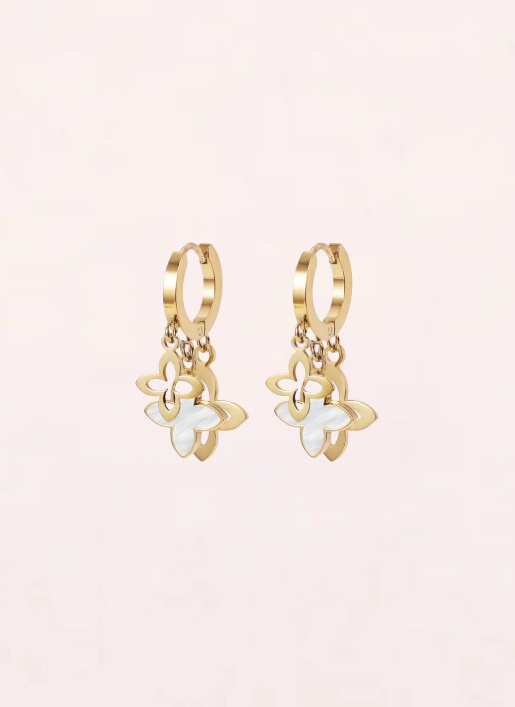 Goudkleurige creolen met witte klaver bedel hangers