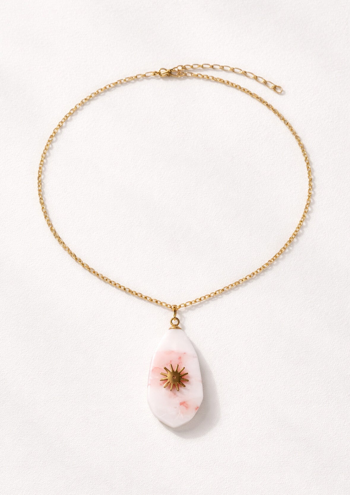 Ketting goudkleurig met roze gemarmerde steen en zon detail