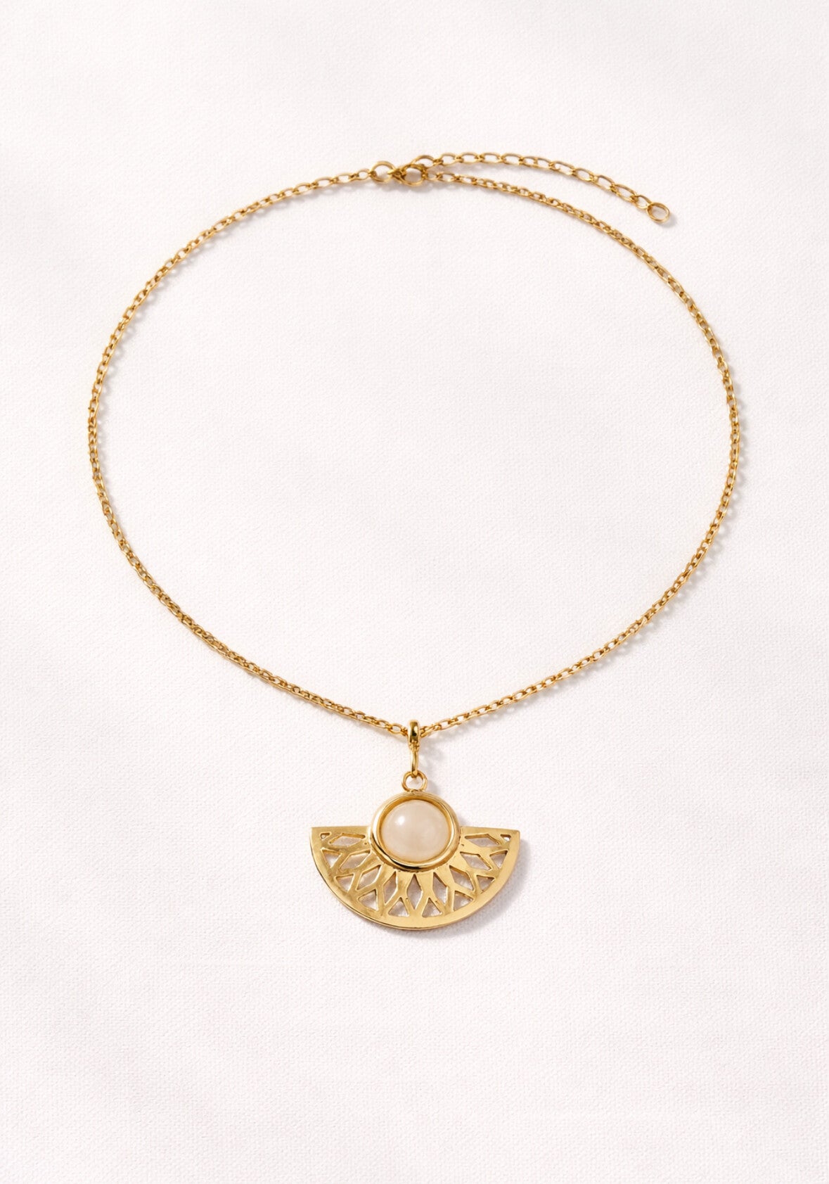 Ketting goudkleurig met halve zon hanger