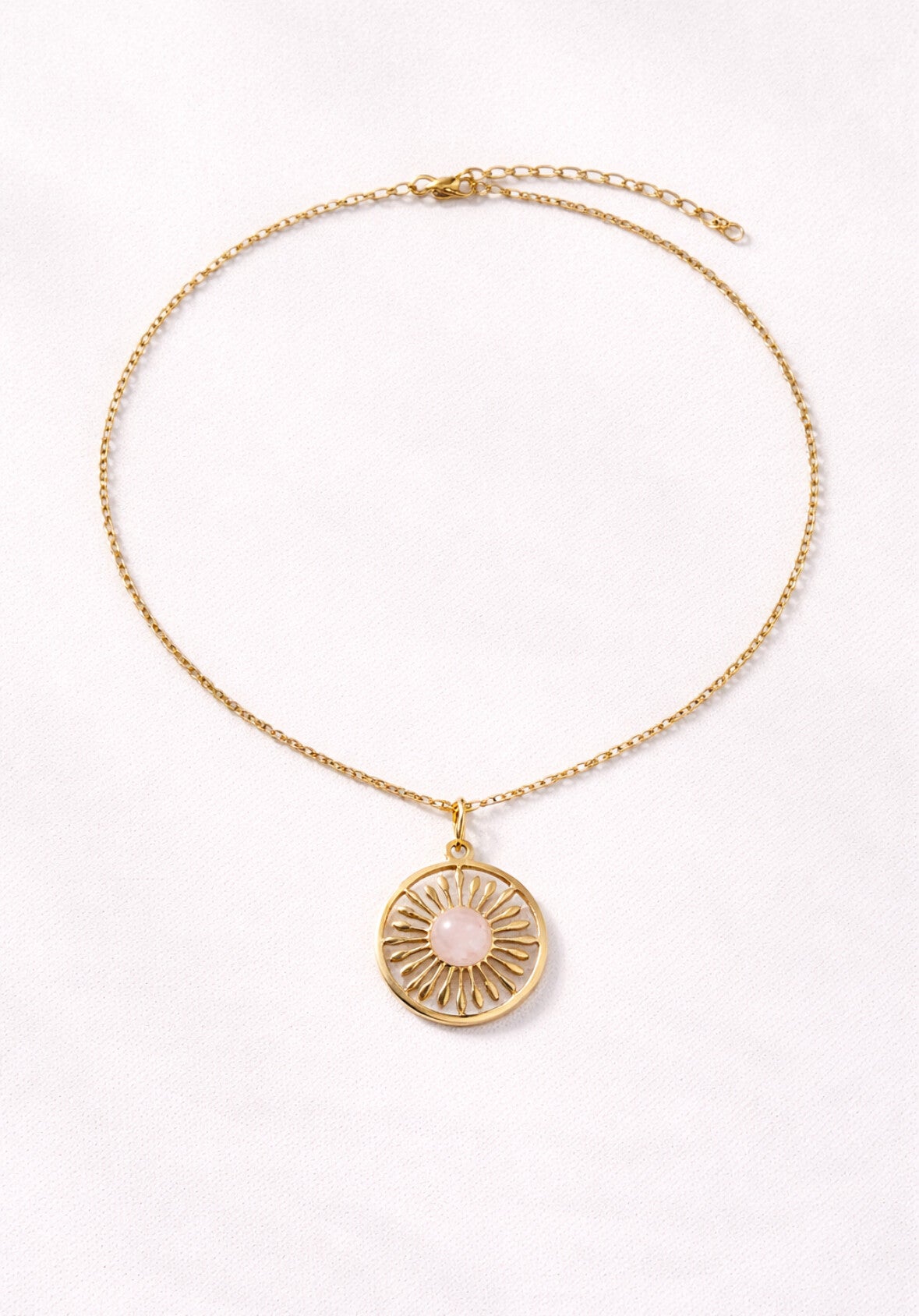 Ketting goudkleurig met ronde zonhanger en roze steen