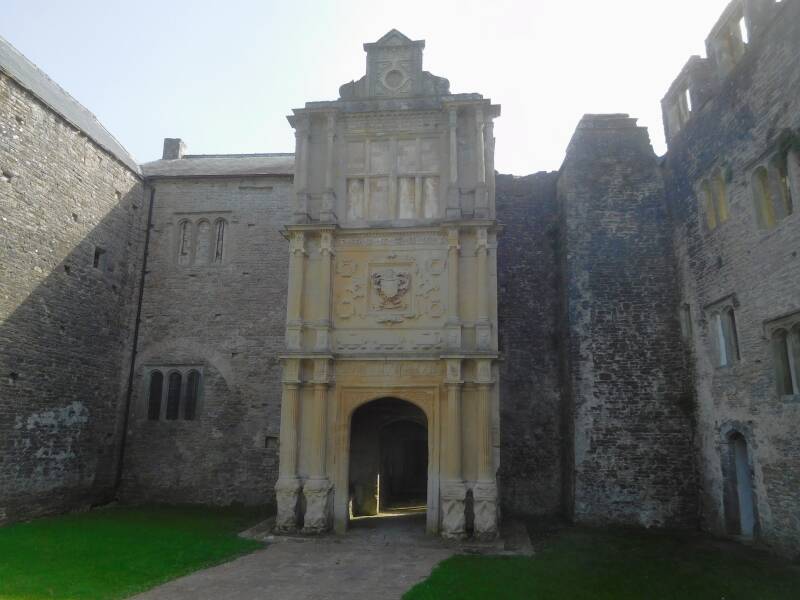 Old Beaupre Castle wales35.nl