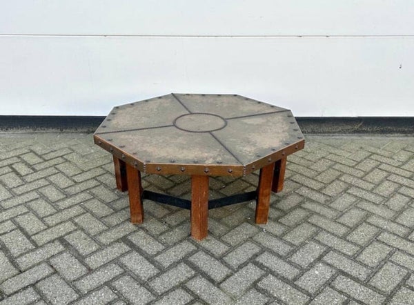Acht-kantige Salontafel Met Koper Beslagen Tafelblad
