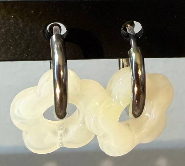 Boucles d’oreilles créoles argentées - blanc cassé