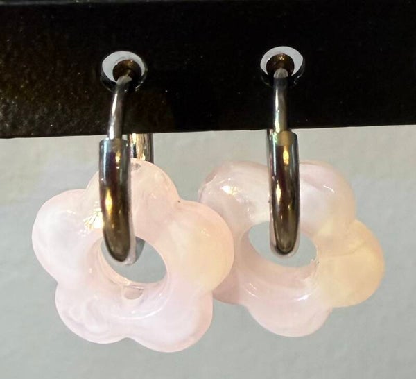 Boucles d’oreilles créoles argentées - rose très pâle