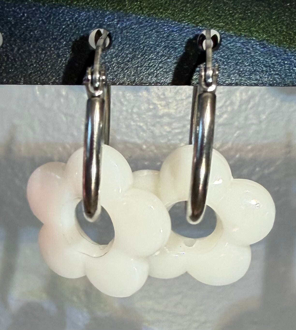 Boucles d’oreilles créoles argentées - blanc