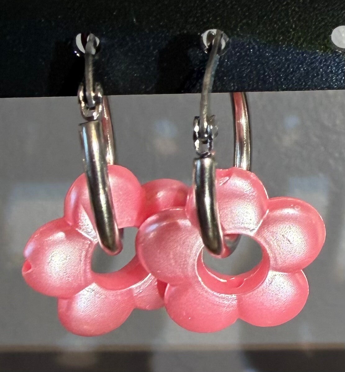 Boucles d’oreilles créoles argentées - rose irisée
