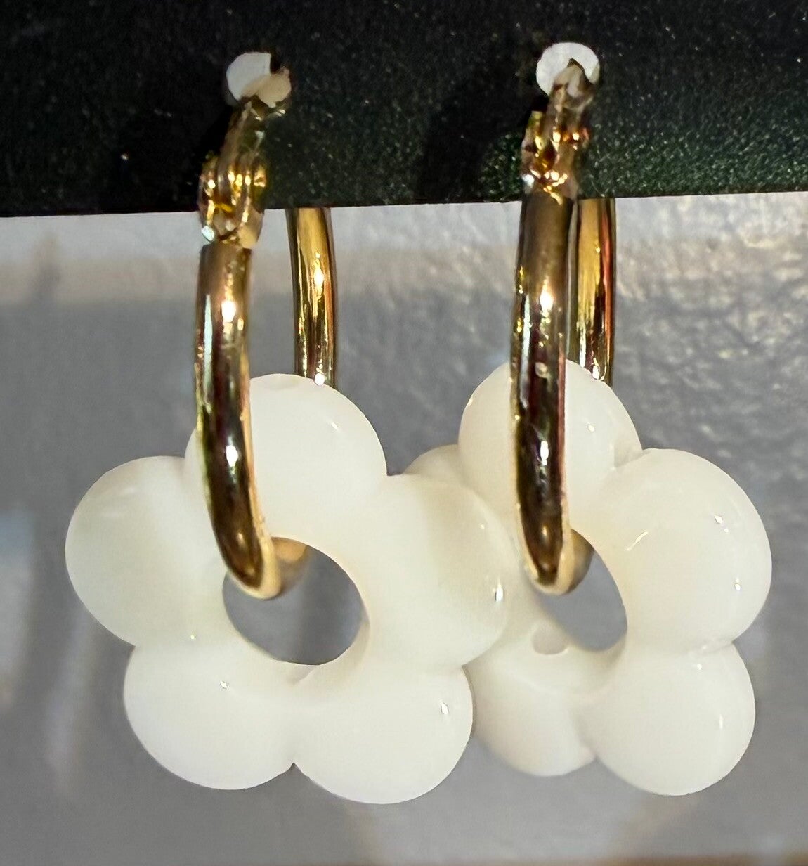 Boucles d’oreilles créoles dorées - blanc