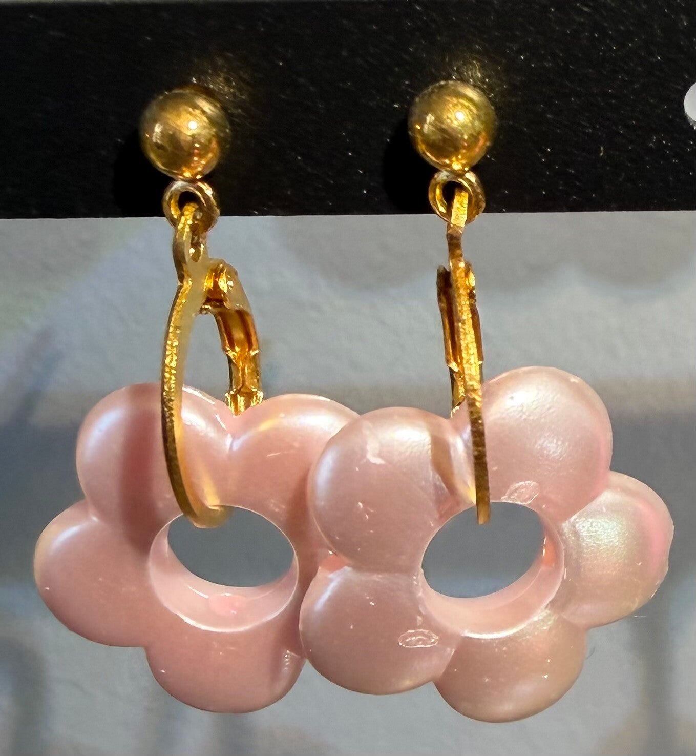 Boucles d’oreilles créoles dorées - rose irisé
