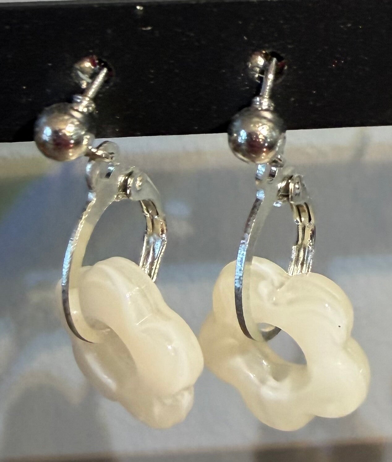 Boucles d’oreilles créoles argentées - blanc