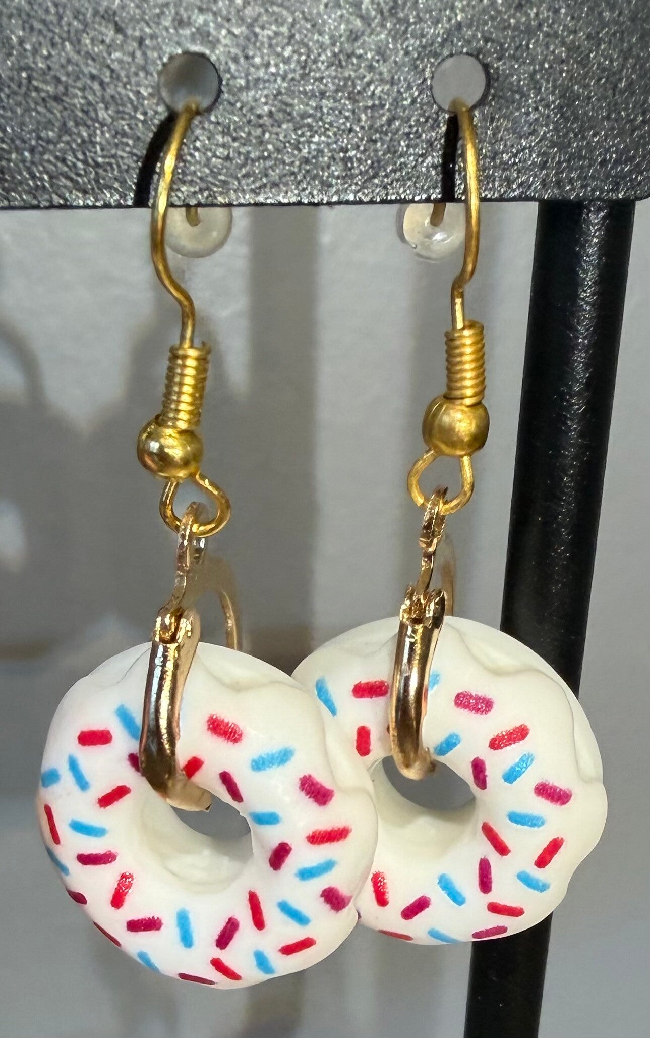 Boucles d’oreilles dorées donuts blanc