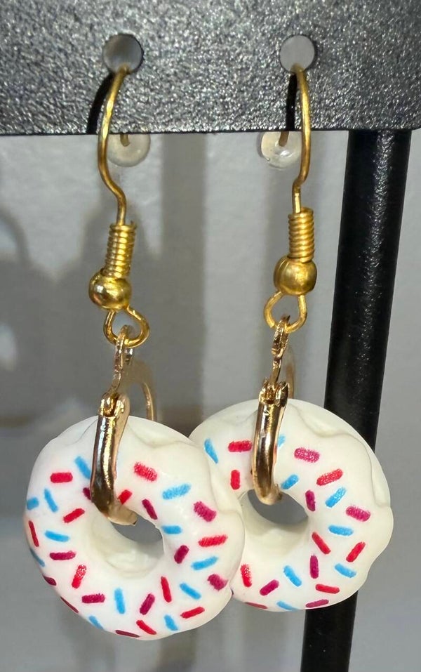 Boucles d’oreilles dorées donuts blanc