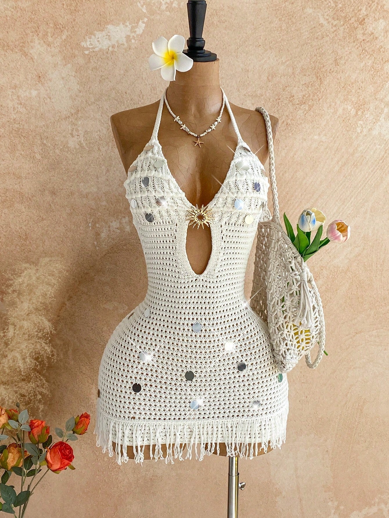 Robe en tricot à ras du cou ajourée avec détails strass