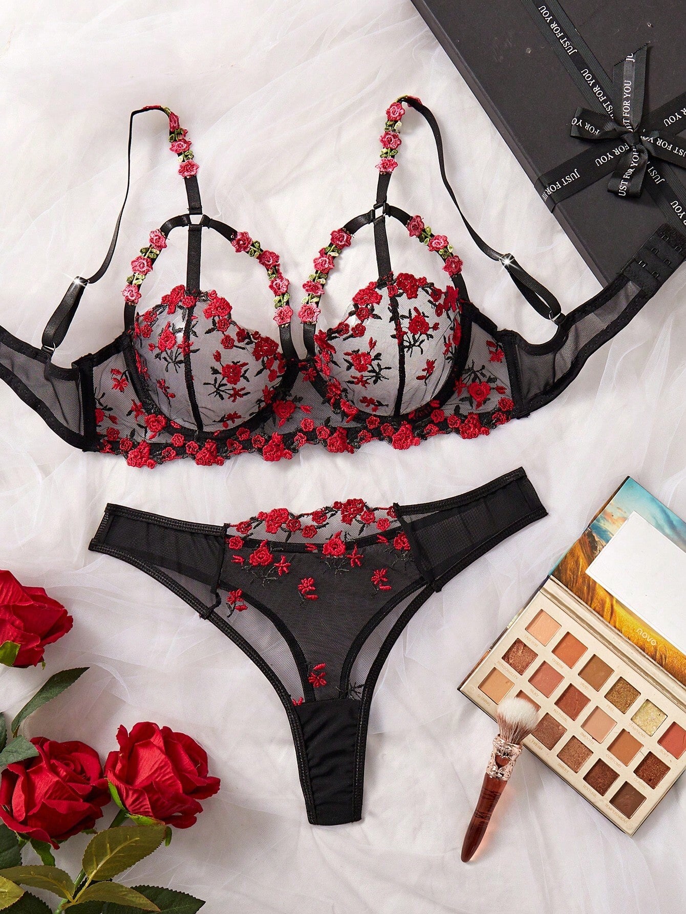 Ensemble de 2 pièces de lingerie à fleurs brodées