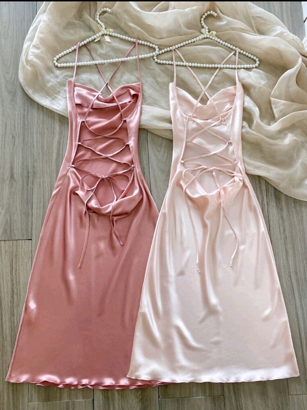 Nuisette satin soie rose clair à dos croisé