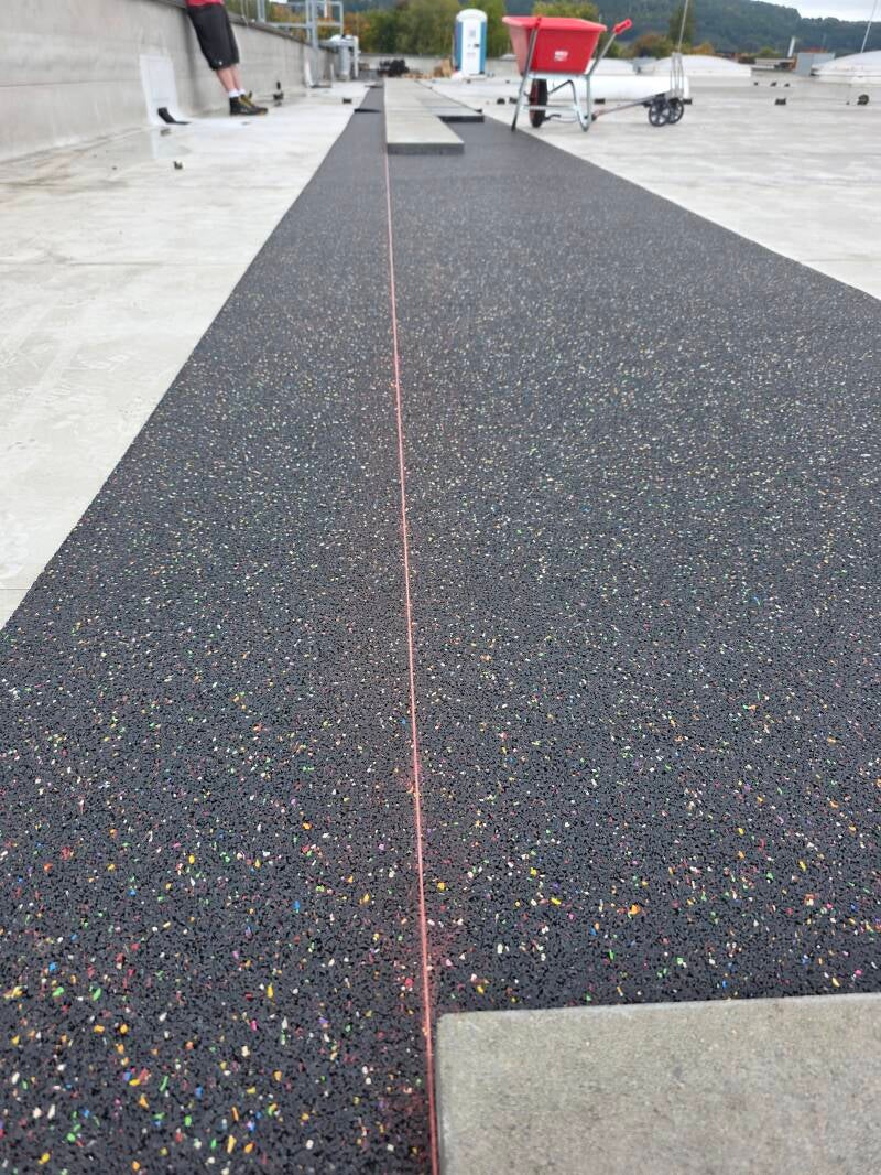 Wartungsweg auf Flachdach fachgerecht verlegt – Ausführung in Kooperation mit einem Dachdeckermeisterbetrieb.