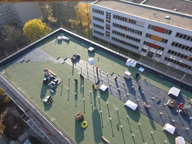 Baustellenlogistik, sicherer Kranhub und Materialtransport zur Unterstützung eines Dachdecker-Meisterbetriebs.