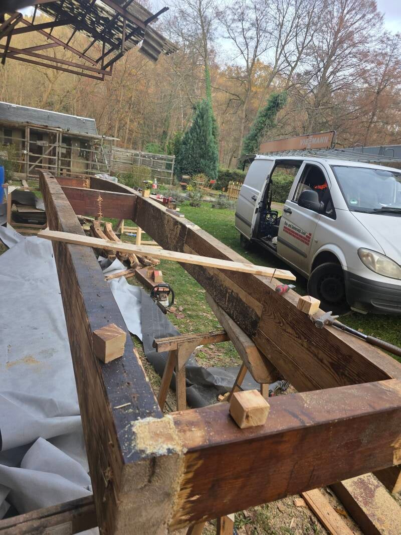 Restaurierung und Rekonstruktion einer Teichbrücke aus schwerem, dichtem Eichenholz, optisch aufgearbeitet und witterungsbeständig veredelt.