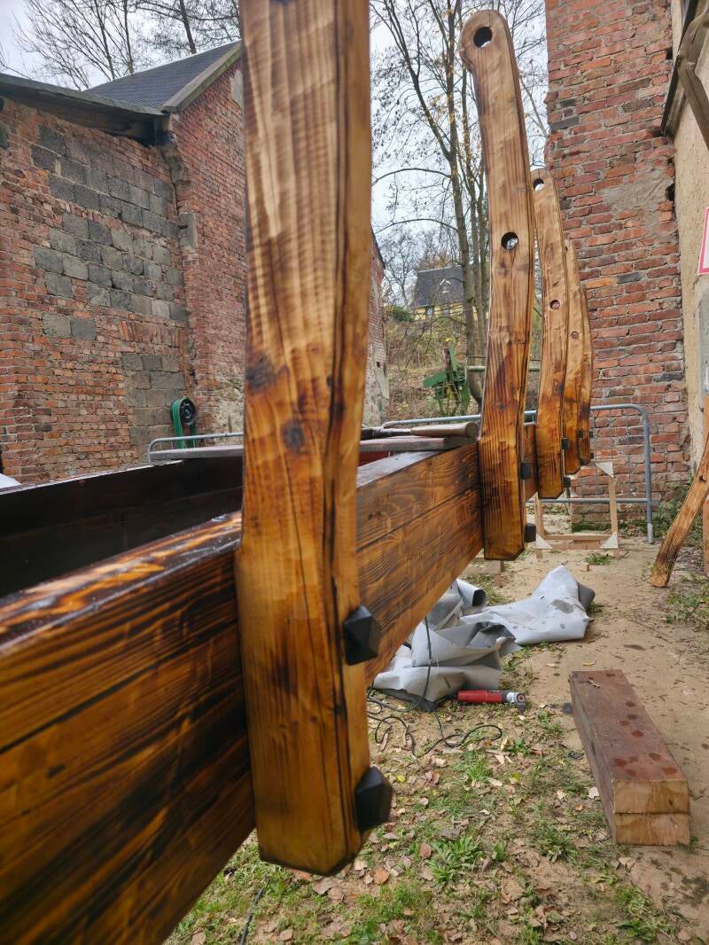 Im Rahmen dieses Privatkundenauftrags wurden die bestehenden massiven Eichenhölzer vollständig aufgearbeitet und restauriert. Die Bauteile wurden gereinigt, schadstellenfrei nachgearbeitet und technisch vorbereitet. 