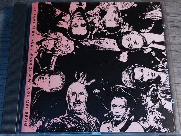 De Familie Bakkus - Waar Zijn We Nou Mee Bezig (Gesigneerd)