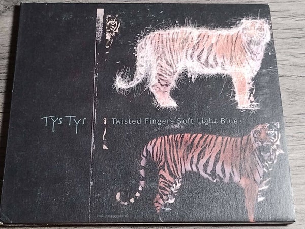 Tys Tys - Twisted Fingers Soft Light Blue (Digisleeve)