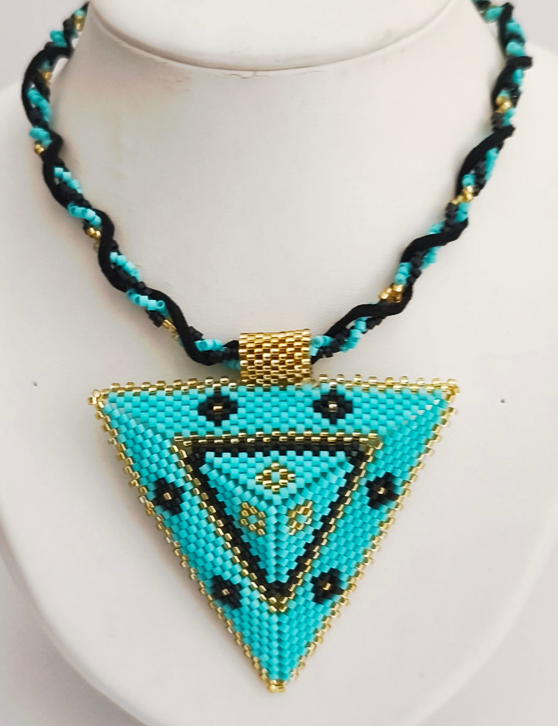 Collier ras du cou