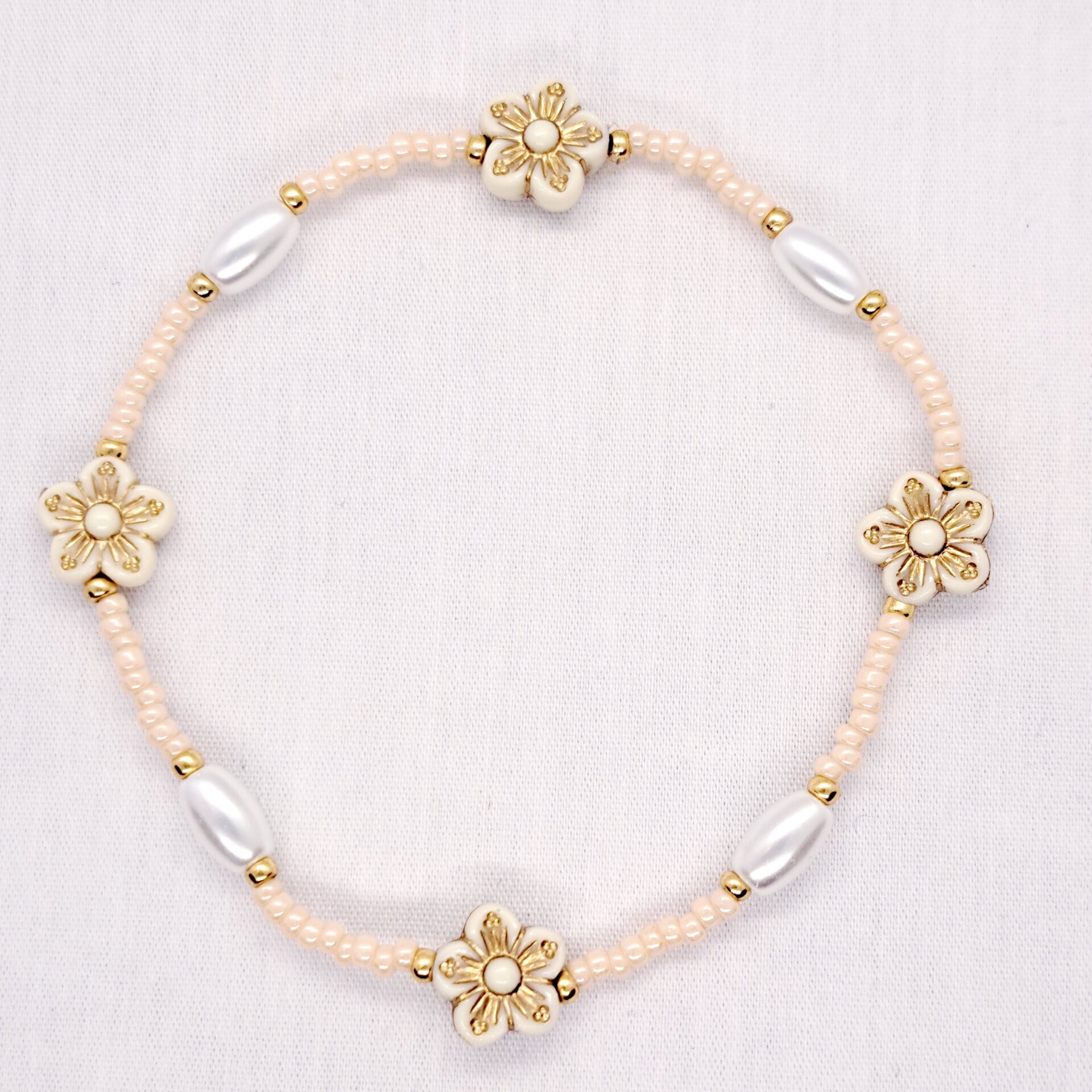 Armbandje "Flower" Beige