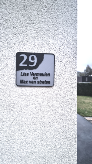 Unieke, op maat gemaakte naamplaat met uw naam en huisnummer in stijlvolle kleuren