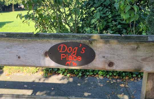 Dog's Place: Op maat gemaakt tuinbordje voor jouw trouwe viervoeter!