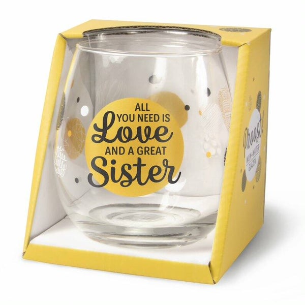 Gin-Waterglas: all you need is love and a great sister
