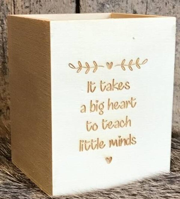 Houten pot met gegraveerde spreuk