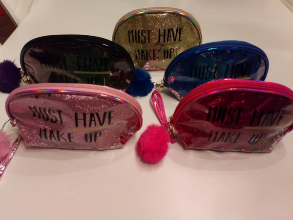 Toiletzak glitters met tekst: 'Must have make-up' met pompon