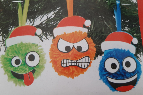 Grappige kerstgezichten met pompondecoraties