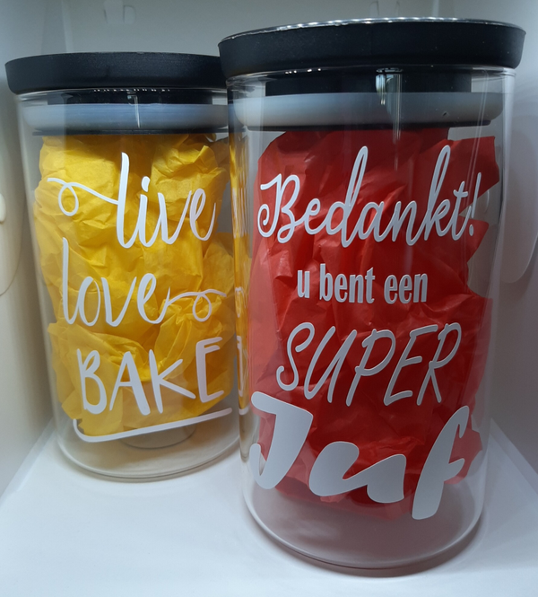 Glazen snoeppot met zwart plastiek deksel