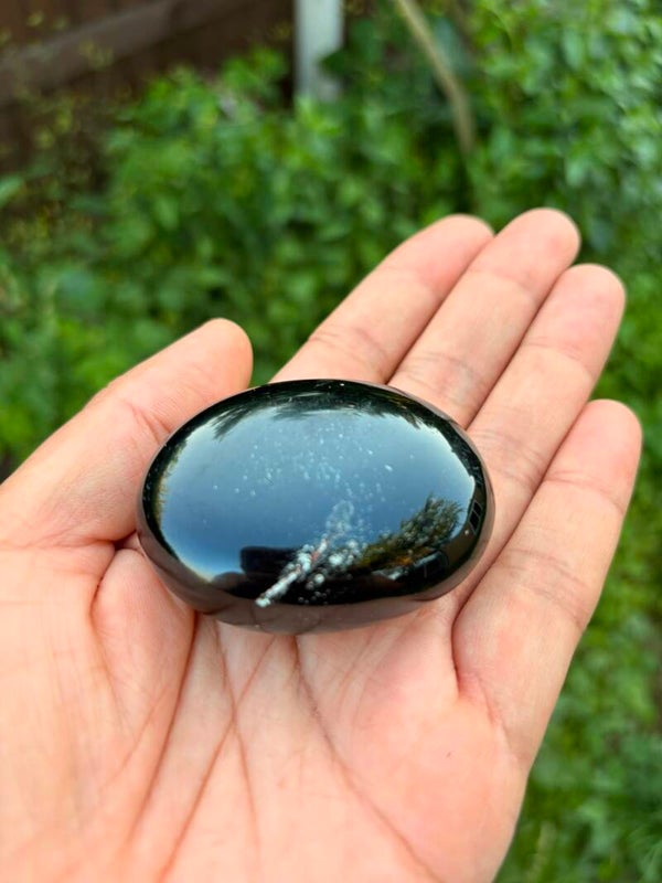 🖤black  tourmaline palm stone 94gs 5.5cm by 4m