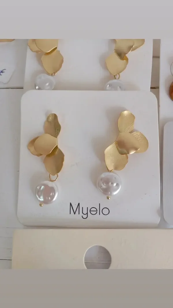 Χρυσά φυλλα με πέρλα