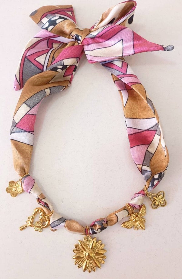 Μαντήλι με charms κολιέ