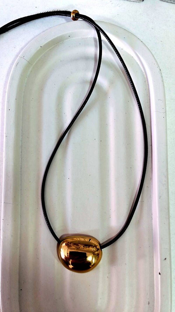 Οβάλ μενταγιόν με δερμάτινο κορδόνι (steel)