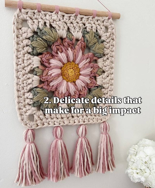 Gehaakte wandhanger met borduursel