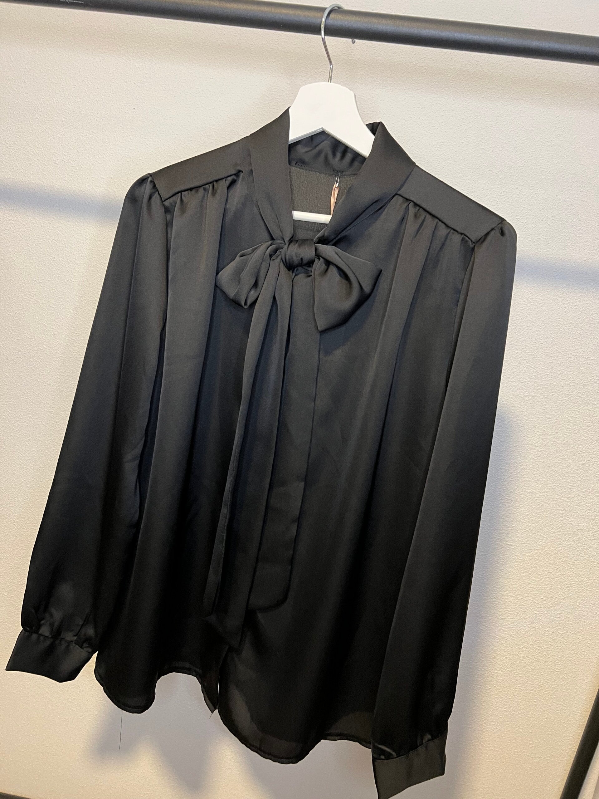 Blouse Emily met strik - zwart