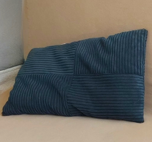 Coussin rectangulaire en velours côtelé bleu marine – Élégance et caractère