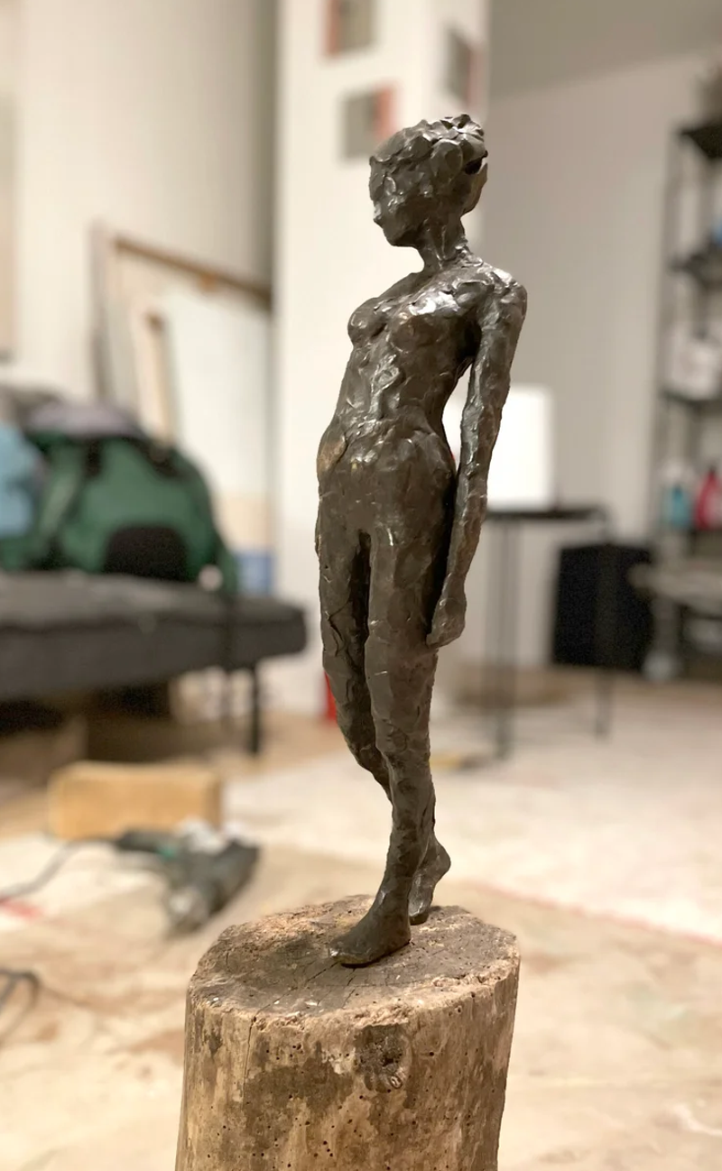 Bronzen beeld vrouw staand