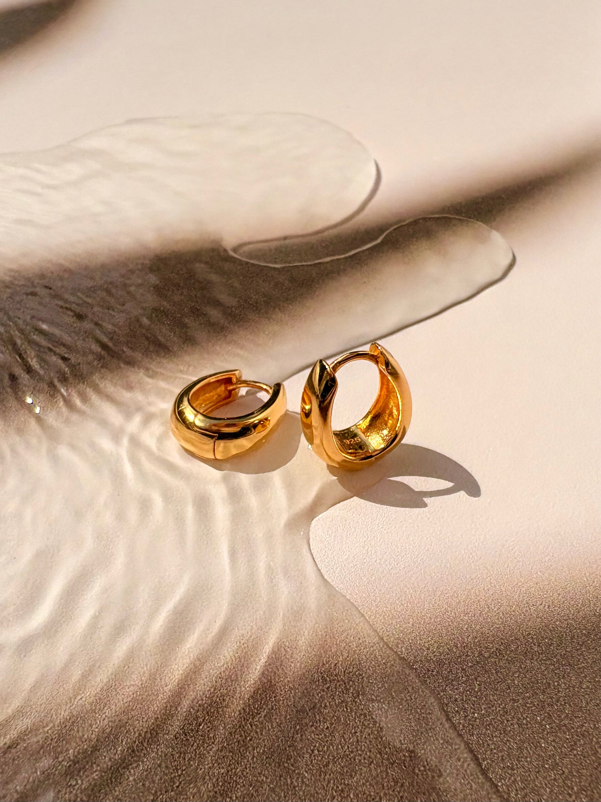 Sieraden productfoto gemaakt met een telefoon met achtegrond In The Sun van The Studio Factory.