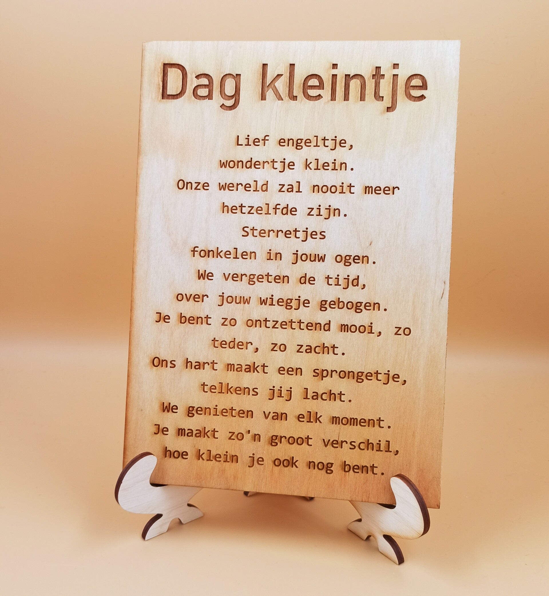 Houten wenskaart A5 op voetje Dag kleintje