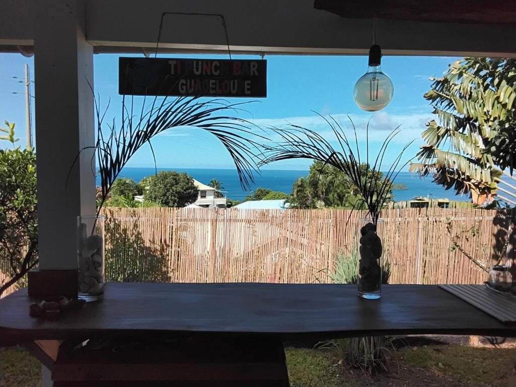 Location de Gîte tout confort à Bouillante ne Guadeloupe. Proche de la Réserve Cousteau et de la plage de Malendure, des clubs de plongée sous Marine et de toutes les Commodités. 
