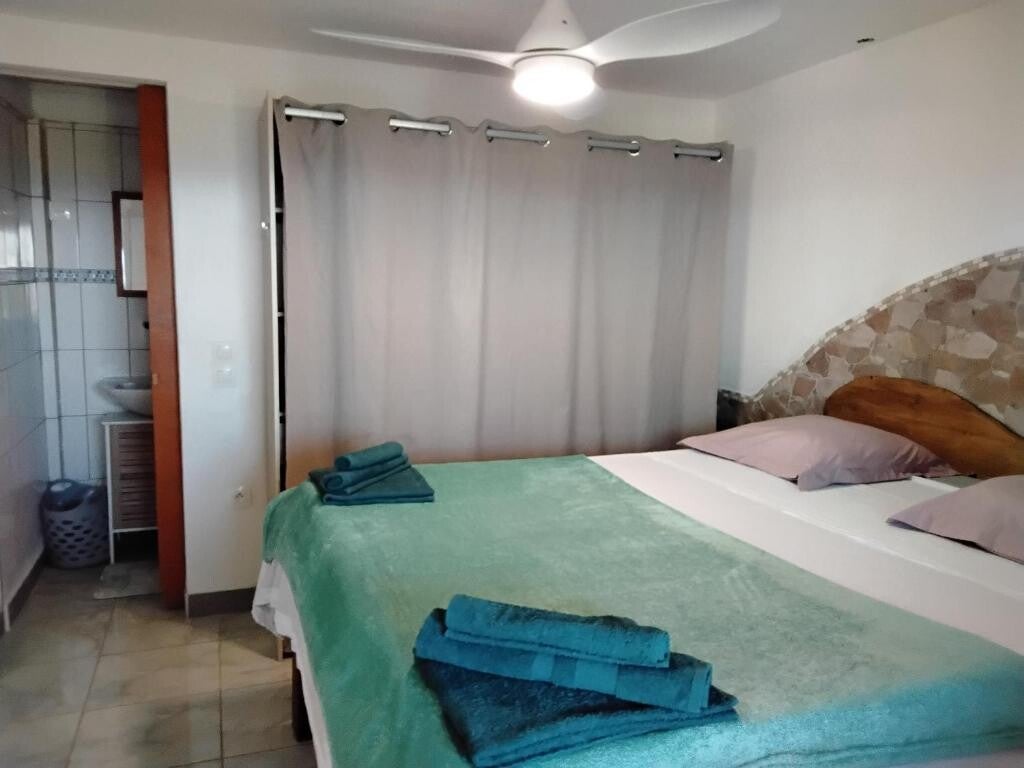 Situé à Bouillante, Caribbean Sunset est le point de départ idéal pour explorer les trésors de la Guadeloupe. Plongez dans les eaux cristallines de Malendure, découvrez la richesse sous-marine de la Réserve Cousteau, ou partez à l'aventure dans la nature 