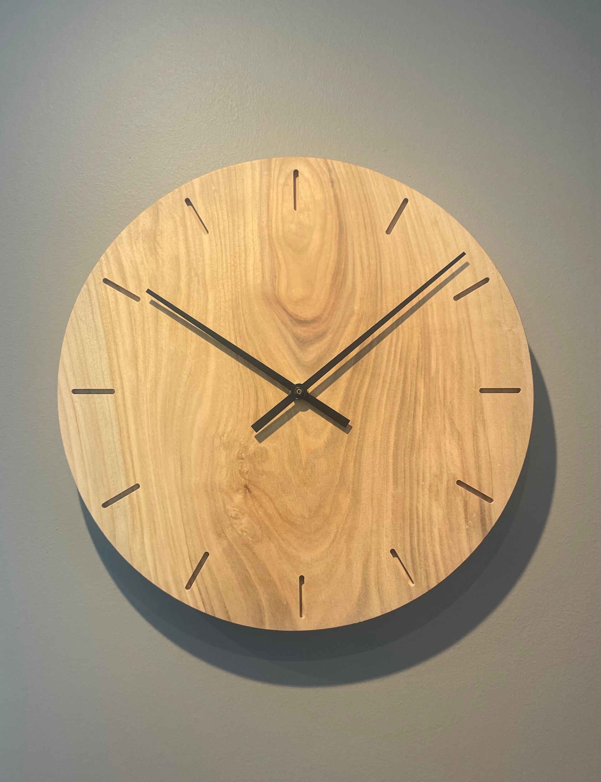 Veggklokke i kirsebær