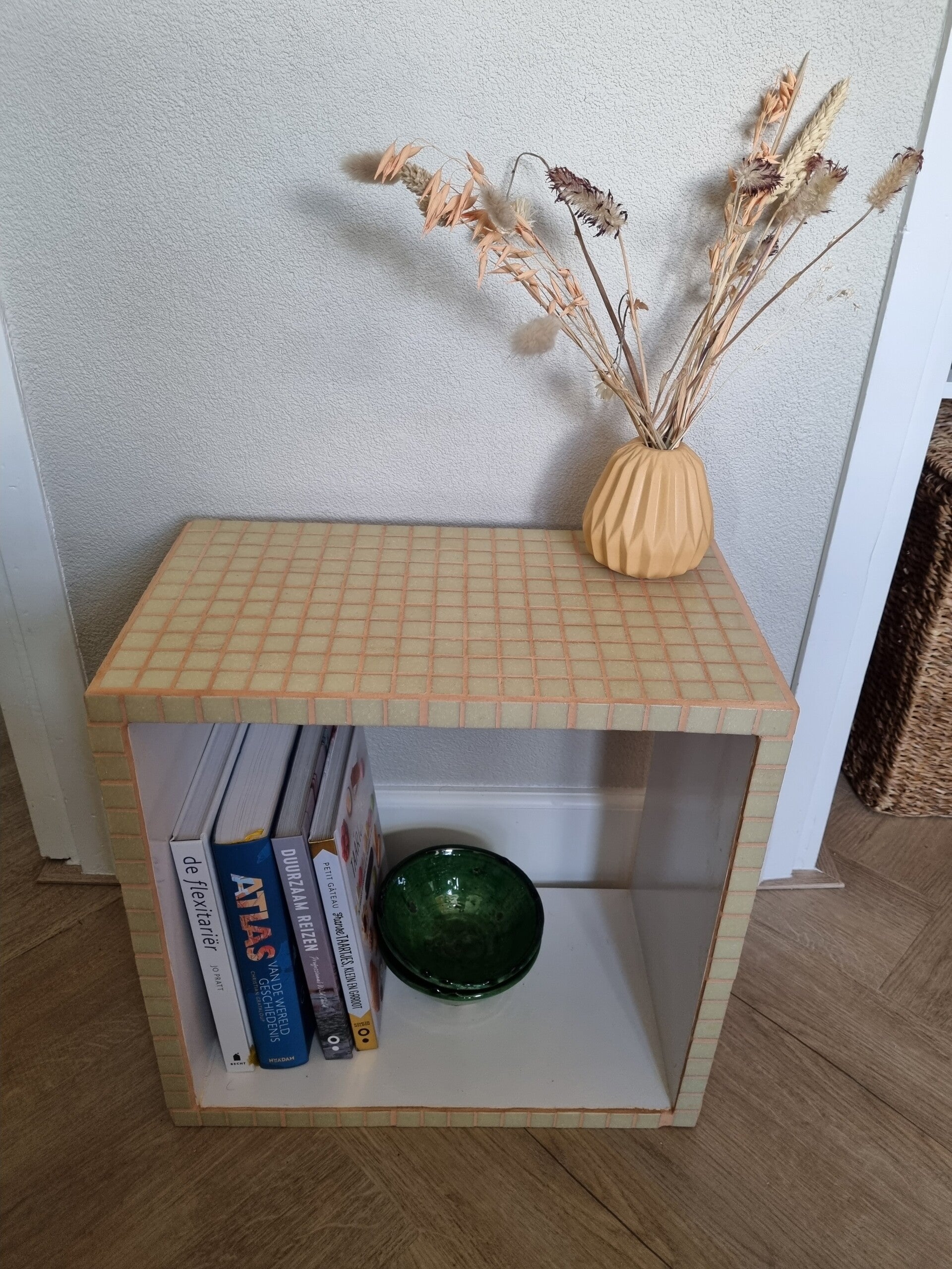 Tegeltafel met lichtgele mozaïektegel en oranje voeg